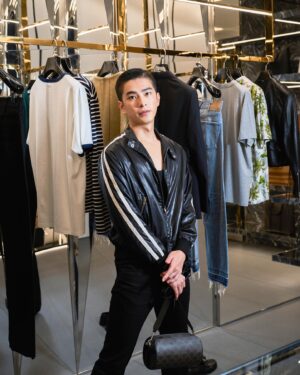 Jing-Hua Tseng Instagram - 謝謝 @celine 的邀請，久違的見面終於到來，在入店之前，我的內心就非常雀躍，在全新CELINE101台北精品店看見選用高品質的天然材質，打造出優雅和時尚兼具的空間，與店內精緻的服裝、包款和香氛系列相互呼應，更能在那些復古金色鏡面下，找尋你自己獨特的質感日常，趕快來逛逛吧！

#celinebyhedislimane