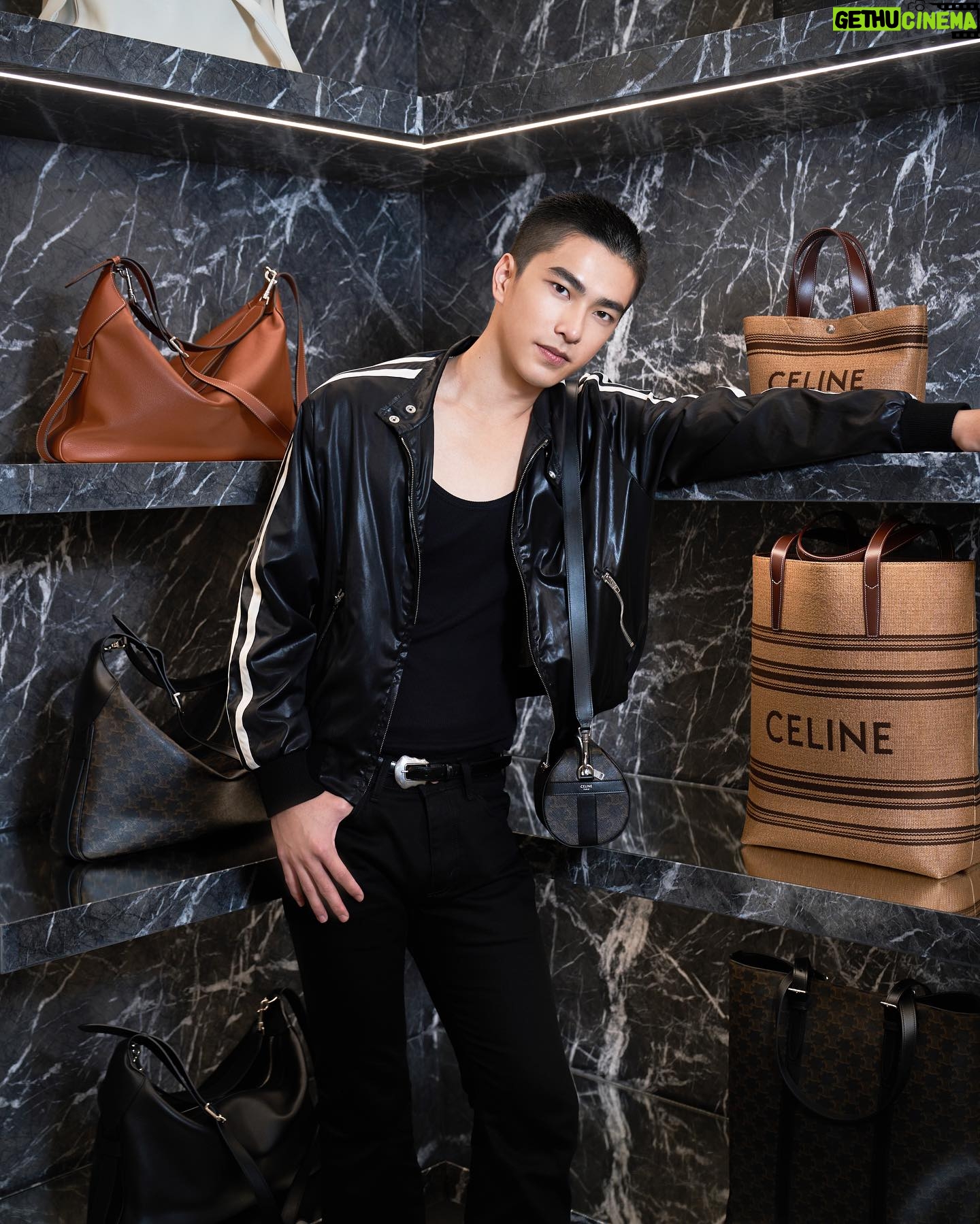 Jing-Hua Tseng - 32.9K Likes - 謝謝 @celine 的邀請,久違的見面終於到來,在入店之前,我的內心就非常雀躍,在全新CELINE101台北精品店看見選用高品質的天然材質,打造出優雅和時尚兼具的空間,與店內精緻的服裝、包款和香氛系列相互呼應,更能在那些復古金色鏡面下,找尋你自己獨特的質感日常,趕快來逛逛吧!
#celinebyhedislimane