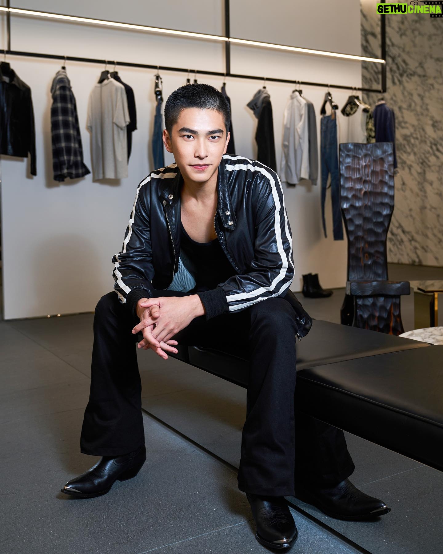 Jing-Hua Tseng - 32.9K Likes - 謝謝 @celine 的邀請,久違的見面終於到來,在入店之前,我的內心就非常雀躍,在全新CELINE101台北精品店看見選用高品質的天然材質,打造出優雅和時尚兼具的空間,與店內精緻的服裝、包款和香氛系列相互呼應,更能在那些復古金色鏡面下,找尋你自己獨特的質感日常,趕快來逛逛吧!
#celinebyhedislimane