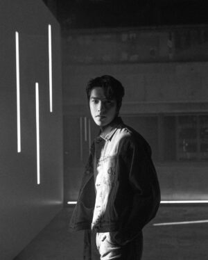 Jing-Hua Tseng Instagram - 很開心能參與CK在東京舉辦的秋季派對，短短三天心情都很放鬆享受，看到自己的照片被投影在牆上，在大家眼中是潮流時尚藝術，而我還看到了重新喜歡自己的瞬間，謝謝 @calvinklein 的邀約，一切都非常值得。
💇🏻‍♂️ @isiahzin 
🧏🏻‍♂️ @giwewe 
📷 @quencyyenphoto  @w890521 
#mycalvins
