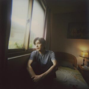 Jing-Hua Tseng Instagram - 跟國禎導演 @yaokuochen 合作了兩支MV，兩次角色都是我自己，雖然故事背景不同，卻能從他的故事腳本內找到許多連結，我很開心可以與他一起創作，也謝謝他把那時候的我紀錄下來。
《無答案》MV剛剛才上線，我又再一次在 @terencelam0903 的歌聲中，找回了一些平靜及慰藉，謝謝今天這一抹陽光與你們，謝謝這一切🙂大家趕緊去聽聽看吧！

#無答案