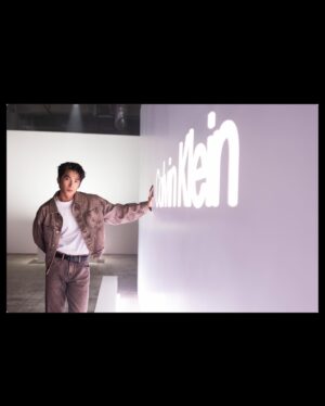 Jing-Hua Tseng Instagram - 很開心能參與CK在東京舉辦的秋季派對，短短三天心情都很放鬆享受，看到自己的照片被投影在牆上，在大家眼中是潮流時尚藝術，而我還看到了重新喜歡自己的瞬間，謝謝 @calvinklein 的邀約，一切都非常值得。
💇🏻‍♂️ @isiahzin 
🧏🏻‍♂️ @giwewe 
📷 @quencyyenphoto  @w890521 
#mycalvins