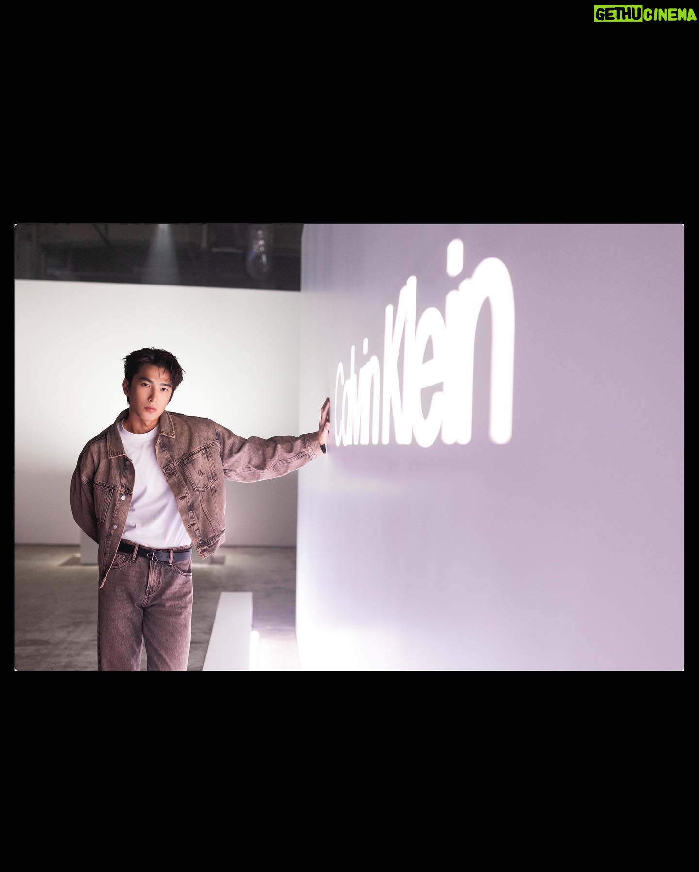Jing-Hua Tseng - 30.6K Likes - 很開心能參與CK在東京舉辦的秋季派對,短短三天心情都很放鬆享受,看到自己的照片被投影在牆上,在大家眼中是潮流時尚藝術,而我還看到了重新喜歡自己的瞬間,謝謝 @calvinklein 的邀約,一切都非常值得。
💇🏻♂️ @isiahzin
🧏🏻♂️ @giwewe
📷 @quencyyenphoto @w890521
#mycalvins