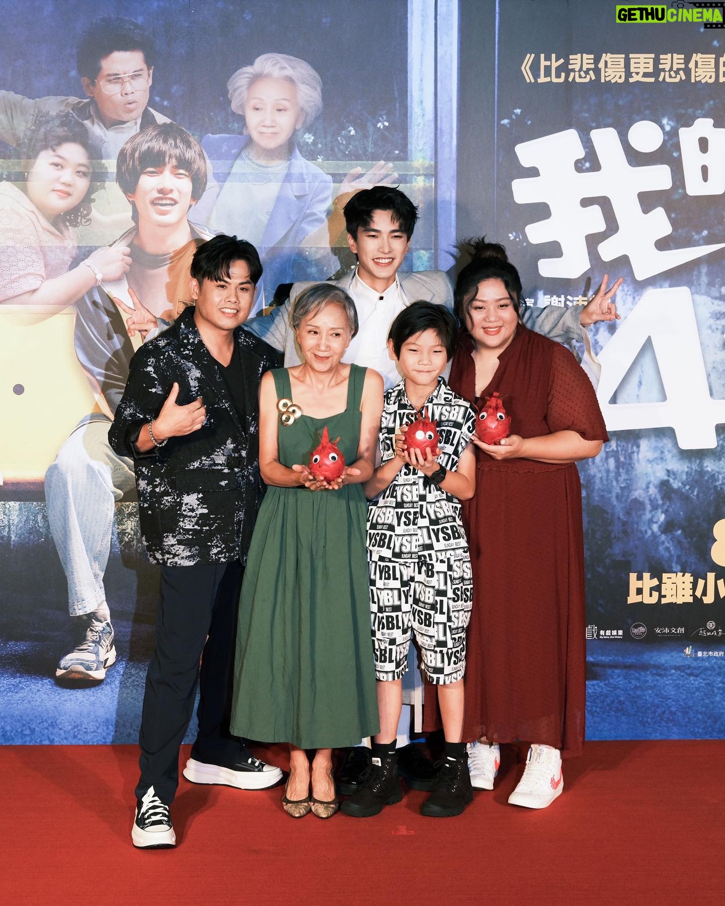 Jing-Hua Tseng - 23.9K Likes - 在我很迷茫的時候碰上了阿緯,跟著他的腳步一步步成長找回信心,這次是我叫醒我自己的。
謝謝沛如,謝謝我的鬼麻吉們跟天使救護員,也要謝謝辛苦的工作人員們,很開心我們終於一起完成了這個作品。
8/18我的麻吉4個鬼,大家一定要來看!🌝🌝🌝
Look1
Jacket: @canaku_
Shirt: @canacu_
Pants: @desa_1972
Shoes: @scarosso
Look 2
Clothing: @soshiotsuki
Shirt: @canacu_
Shoes: @vatic_official_pages
Team
Makeup: @giwewe
Hair: @isiahzin by @driven.by
Styling: @chenghan_han @lambertxtw
Photo: @johnnylu.jpg