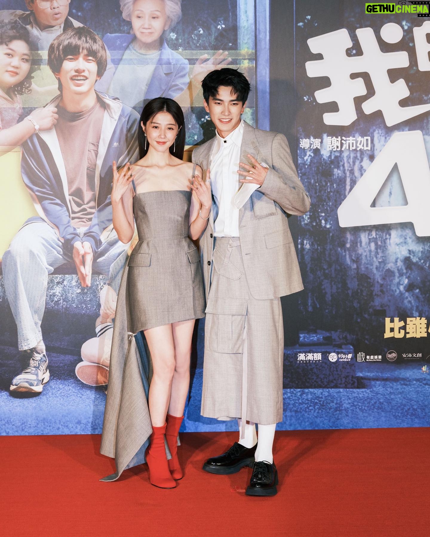 Jing-Hua Tseng - 23.9K Likes - 在我很迷茫的時候碰上了阿緯,跟著他的腳步一步步成長找回信心,這次是我叫醒我自己的。
謝謝沛如,謝謝我的鬼麻吉們跟天使救護員,也要謝謝辛苦的工作人員們,很開心我們終於一起完成了這個作品。
8/18我的麻吉4個鬼,大家一定要來看!🌝🌝🌝
Look1
Jacket: @canaku_
Shirt: @canacu_
Pants: @desa_1972
Shoes: @scarosso
Look 2
Clothing: @soshiotsuki
Shirt: @canacu_
Shoes: @vatic_official_pages
Team
Makeup: @giwewe
Hair: @isiahzin by @driven.by
Styling: @chenghan_han @lambertxtw
Photo: @johnnylu.jpg