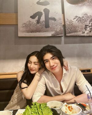 Jirakit Thawornwong Instagram - จะปีใหม่แล้ว ขอเกิดเป็นลูกคนเดียวได้ไหม

มาเลี้ยงข้าวพี่สาวครับ 👦🏻👩🏻