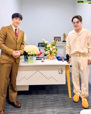 Jiravich Pongpaijit Instagram - ขอบคุณพี่ 1 สุริยน ที่ให้เกียรติมาตัดริบบิ้นในงานเปิดสำนักงานใหม่ของฮัทนะครับ 🙏🏻☺️🤍