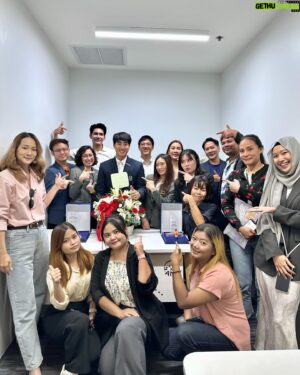 Jiravich Pongpaijit Instagram - ขอบคุณเพื่อนๆ partner ทีมงานทุกคนมากนะครับที่มาร่วมแสดงความยินดีกับความเจริญก้าวหน้าในหน้าที่การงานของฮัท ที่ฮัทพยายาม ตั้งใจ มาตลอด 5ปีนี้ครับ 🥹 สู้ต่อครับ ขอบคุณลูกค้าที่สนับสนุนตลอดเลยนะครับ 🙏🏻☺️