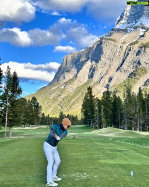 Jiravich Pongpaijit Instagram - Canadream 🇨🇦 อีกความฝันของนักกอล์ฟ ได้มาตีสนามที่สวยงามล้อมรอบด้วยธรรมชาติ หุบเขา สายน้ำ ป่า สัตว์ต่างๆ ใน #banffnationalpark ประทับจิตสุดๆ 😌🤍🦌🌈 
รีบทำตามความฝันอย่าปล่อยให้เวลาล่วงเลยไปจนในที่สุดไม่ได้ทำ⛰️
#banffspringgolfcourse  #golflife