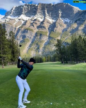 Jiravich Pongpaijit Instagram - Canadream 🇨🇦 อีกความฝันของนักกอล์ฟ ได้มาตีสนามที่สวยงามล้อมรอบด้วยธรรมชาติ หุบเขา สายน้ำ ป่า สัตว์ต่างๆ ใน #banffnationalpark ประทับจิตสุดๆ 😌🤍🦌🌈 
รีบทำตามความฝันอย่าปล่อยให้เวลาล่วงเลยไปจนในที่สุดไม่ได้ทำ⛰️
#banffspringgolfcourse  #golflife