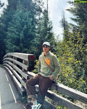 Jiravich Pongpaijit Instagram - เดินป่าที่เมือง whistler เห็นหมีอีกแล้ว😉 แถมแรคคูนอีกตัว🥰