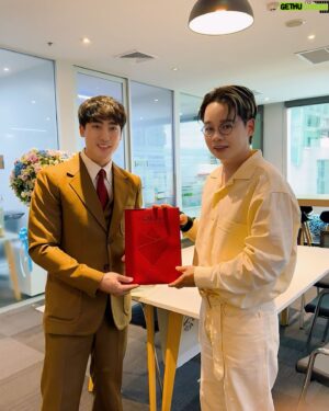 Jiravich Pongpaijit Instagram - ขอบคุณพี่ 1 สุริยน ที่ให้เกียรติมาตัดริบบิ้นในงานเปิดสำนักงานใหม่ของฮัทนะครับ 🙏🏻☺️🤍