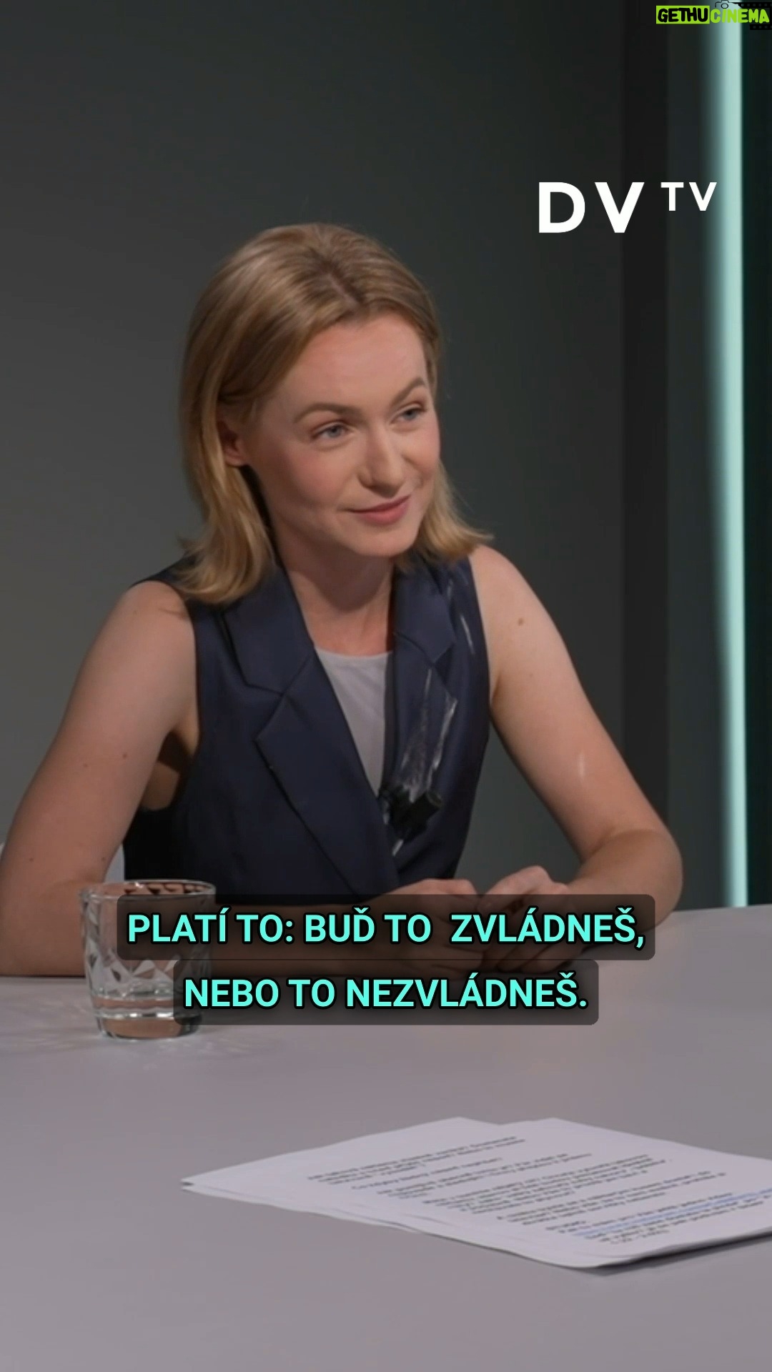 Jiřina Daňhelová - 4.1K Likes - 🗯| Jestli bude vaše kariéra velká jako váš zadek, bude z vás jednou velká herečka – slova, která Anna Jiřina Daňhelová slyšela od profesorky na konzervatoři.
🎙| „Herecké školy jsou specifické prostředí. Nejdříve vám tam vezmou sebevědomí a pak vám ho pomůžou postupně zase vybudovat. Dřív tam platilo: Buď to zvládneš, nebo nemáš v téhle branži co dělat,“ líčí úspěšná herečka.
🔗| Celý rozhovor si pusťte na webu DVTV, link najdete v BIO.