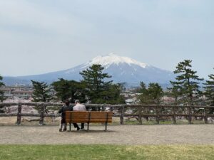 Jiro Instagram - 弘前公園。
岩木山撮っちゃうよね。
弘前公園の桜はぶりんぶりんでした。