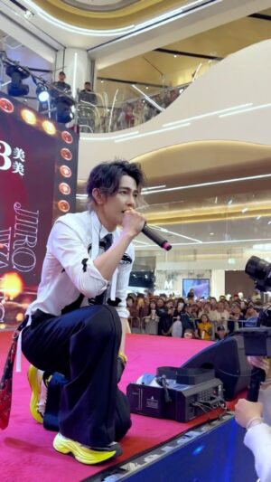 Jiro Wang Instagram - 喜歡這樣面對面的互動，近距離的唱歌給你們聽，也謝謝大家的掌聲👏與支持！趕快再見面吧！🤟🎤🎵 #東東海