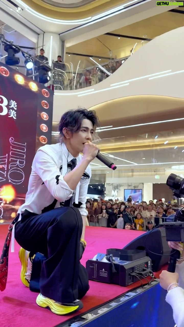 Jiro Wang - 4.5K Likes - 喜歡這樣面對面的互動,近距離的唱歌給你們聽,也謝謝大家的掌聲👏與支持!趕快再見面吧!🤟🎤🎵 #東東海