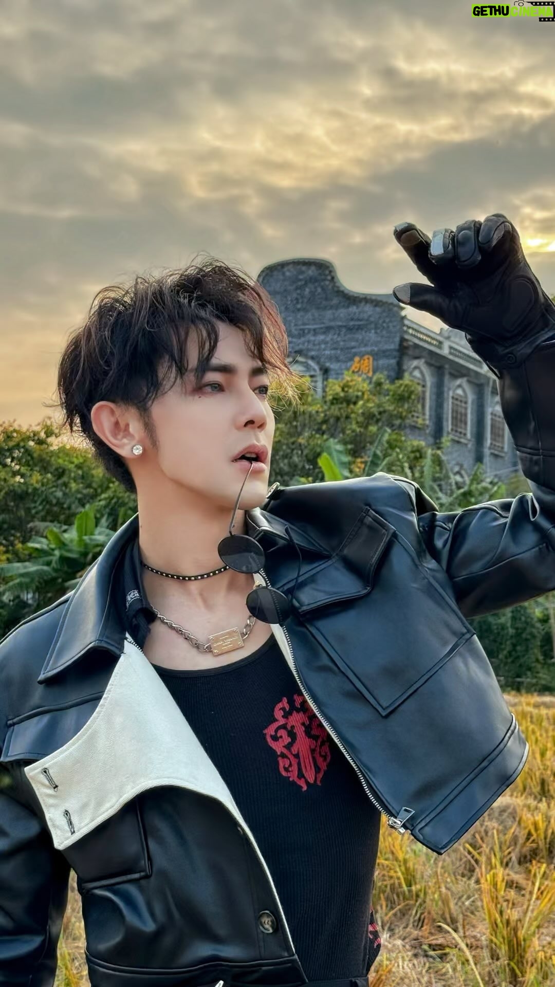 Jiro Wang - 5.7K Likes - 每個人都在奔赴
各自不同的人生
失去的同時
也會再次得到嗎?
這🤓是進擊的 「夏天」?😎還是 「鬼龍」呢???#開平碉樓 #开平碉楼 #廣東 #广东