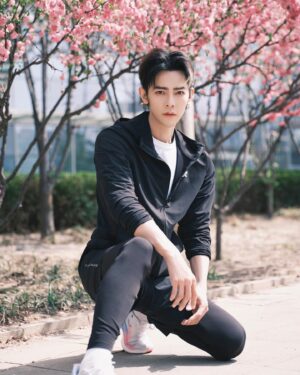 Jiro Wang Instagram - #🌸 🌸🌸珞櫻配色，元氣滿滿！春日氣息撲面而來嘿#🍃 🍃🍃#櫻花 @xtepofficial