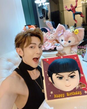 Jiro Wang Instagram - #生日快樂 #happybirthday #🎂 #happybirthday2023 #2023 今年的生日跟兩位老母達令和最愛的家人朋友們一起慶生🎉🎉🎉溫暖開心🥳