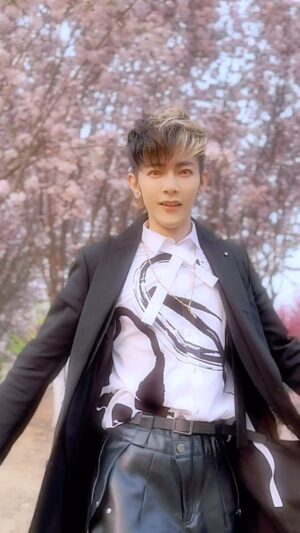 Jiro Wang Instagram - 又到了和花#🌸#🌻#🌼#🌺#💐#🌹#🌷 合照的季節啦～～～(｡ì _ í｡)