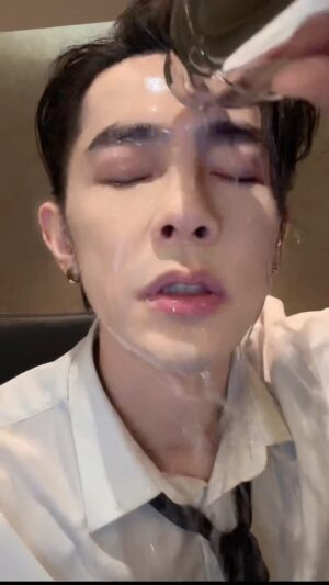 Jiro Wang Instagram - 聽說最近大家流行的洗臉護ㄏㄨ法🤣🤣🤣天知道我洗到快變洗澡啦🛀