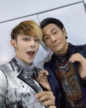 Jiro Wang Instagram - 外套脫掉脱掉外套脫掉！脱！脱！脱！😎
真的通通脱掉了！(｡ì _ í｡) @alexto_dudewei