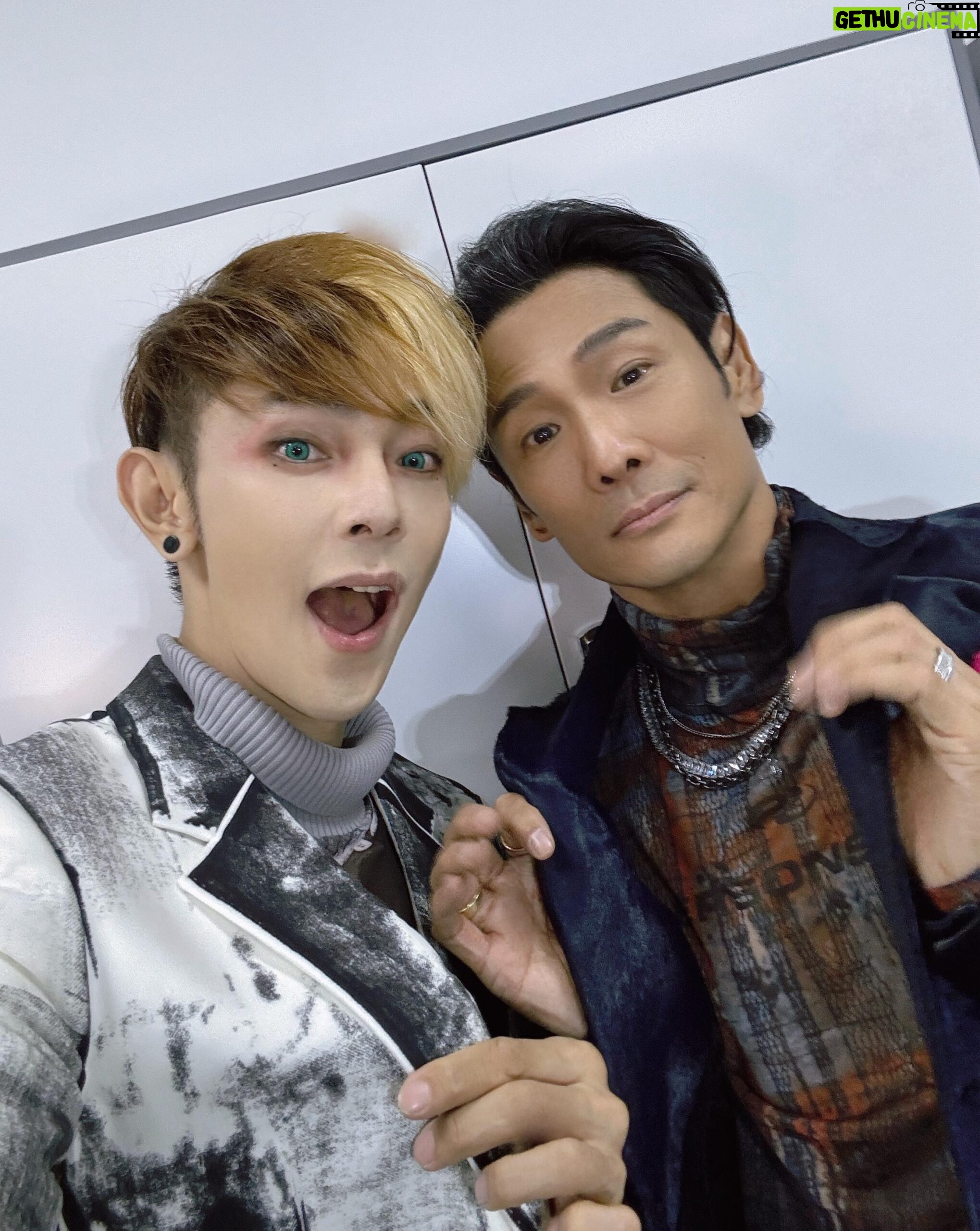 Jiro Wang - 16.3K Likes - 外套脫掉脱掉外套脫掉!脱!脱!脱!😎
真的通通脱掉了!(。ì _ í。) @alexto_dudewei