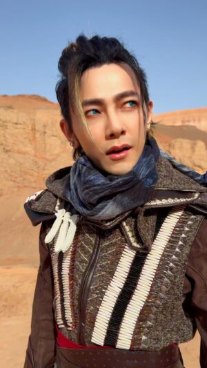 Jiro Wang Instagram - 我穿梭金星 木星 水星 火星 土星 追尋
追尋你 時間滴滴答滴答的聲音
我穿梭金星 木星 水星 火星 土星 追尋
追尋你 時間滴滴答滴答的聲音
指頭還殘留 你為我 擦的指甲油
沒想透 你好像說過
你和我 會不會有以後
世界一直一直變 地球不停的轉動
在你的時空 我從未退縮懦弱
當我靠在你耳朵 只想輕輕對你說
我的溫柔 只想讓你都擁有
我的愛只能夠 讓你一個人獨自擁有
我的靈和魂魄 不停守候 在你心門口
我的傷和眼淚 化為烏有 為你而流
藏在無邊無際 小小宇宙 愛你的我
世界一直一直變 地球不停的轉動
在你的時空 我從未退縮懦弱
當我靠在你耳朵 只想輕輕對你說
我的溫柔 只想讓你都擁有
我的愛只能夠 讓你一個人獨自擁有
我的靈和魂魄 不停守候 在你心門口
我的傷和眼淚化為烏有 為你而流
藏在無邊無際 小小宇宙 愛你的我
愛你的我 不能停止脈搏 為了愛你奮鬥！#夠愛 #新疆 #吐魯番 #火焰山 #大巴扎