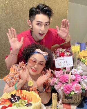 Jiro Wang Instagram - 親愛的老母女神生日快樂🎊🎂🎁#happybirthday ㊗️ #生日快樂 天天開心健康美麗每一天喔🎉❤️🌹