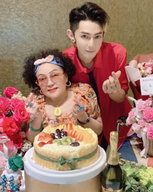 Jiro Wang Instagram - 親愛的老母女神生日快樂🎊🎂🎁#happybirthday ㊗️ #生日快樂 天天開心健康美麗每一天喔🎉❤️🌹