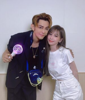 Jiro Wang Instagram - 心凌男孩申請出戰啦！#王心凌 #演唱會 @cyndiloves2sing
桃花🍑史朗回憶滿滿！

喜歡你怎麼辦　你微笑的模樣～
心跳動有點亂　是戀愛的預感～
喜歡你怎麼辦　我的愛很溫暖～
想牽住你的手　看日出多浪漫～　我喜歡💕