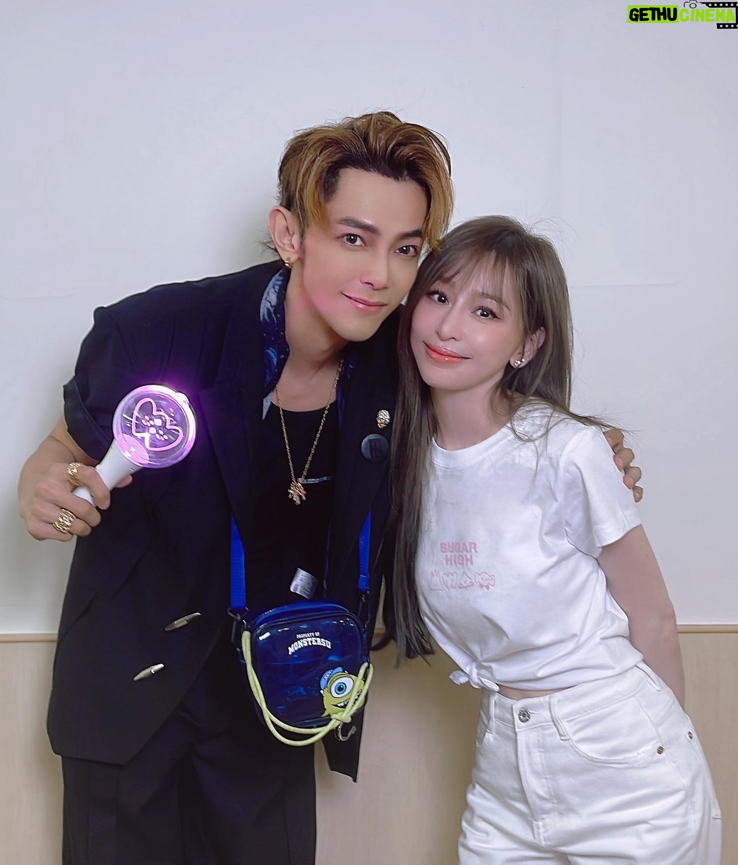 Jiro Wang - 11K Likes - 心凌男孩申請出戰啦!#王心凌 #演唱會 @cyndiloves2sing
桃花🍑史朗回憶滿滿!
喜歡你怎麼辦 你微笑的模樣~
心跳動有點亂 是戀愛的預感~
喜歡你怎麼辦 我的愛很溫暖~
想牽住你的手 看日出多浪漫~ 我喜歡💕