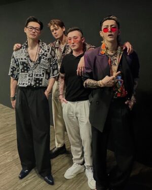 Jiro Wang Instagram - 極道友人
(｡ì _ í｡)
@jirorocker  @dylan_kuopinchao @calvinchen777 @bryanmusic2002 @hantimhuang