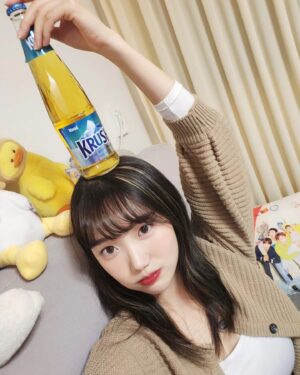 Jo Ah-young Instagram - #유료광고 @krush_beer 

갓 태어난 4세대 맥주라 그런지 기존 애들이랑은 다른 샴페인처럼 조밀한 탄산이 꽉 찬...❤️‍🔥
겨울에 나왔다고 하더니 병도 빙산처럼 시원시원 크리스탈커팅룩이당❄️
요즘 맥주 유목민이였는데 시원청량 크러시 너 나랑 롱런하쟈🍺 

크러시는 핫한 술집과 대형마트에서 만나볼 수 있어요! 

#크러시 #KRUSH #4세대맥주 #신상맥주   

※ 경고: 지나친 음주는 뇌졸중, 기억력 손상이나 치매를 유발합니다. 임신 중 음주는 기형아 출생위험을 높입니다.