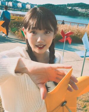 Jo Ah-young Instagram - 한창 바람개비 좋아할 나이죵 🍁🍂