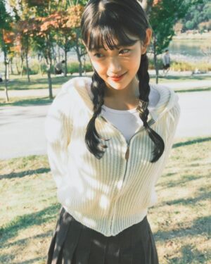 Jo Ah-young Instagram - 한창 바람개비 좋아할 나이죵 🍁🍂