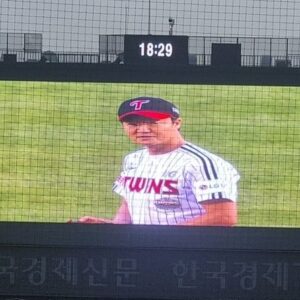 Jo Han-chul Instagram - #시구 #LG트윈스 #성덕 
시구는 망했지만 승요 획득 !