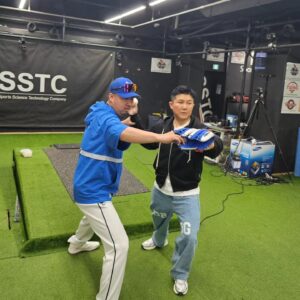 Jo Se-ho Instagram - 유희관 야구교실!!😀
뉴욕메츠로 시구를 하러가게되어서 레슨을 받았어요⚾️
#유희관#유희관희유#채널조세호
