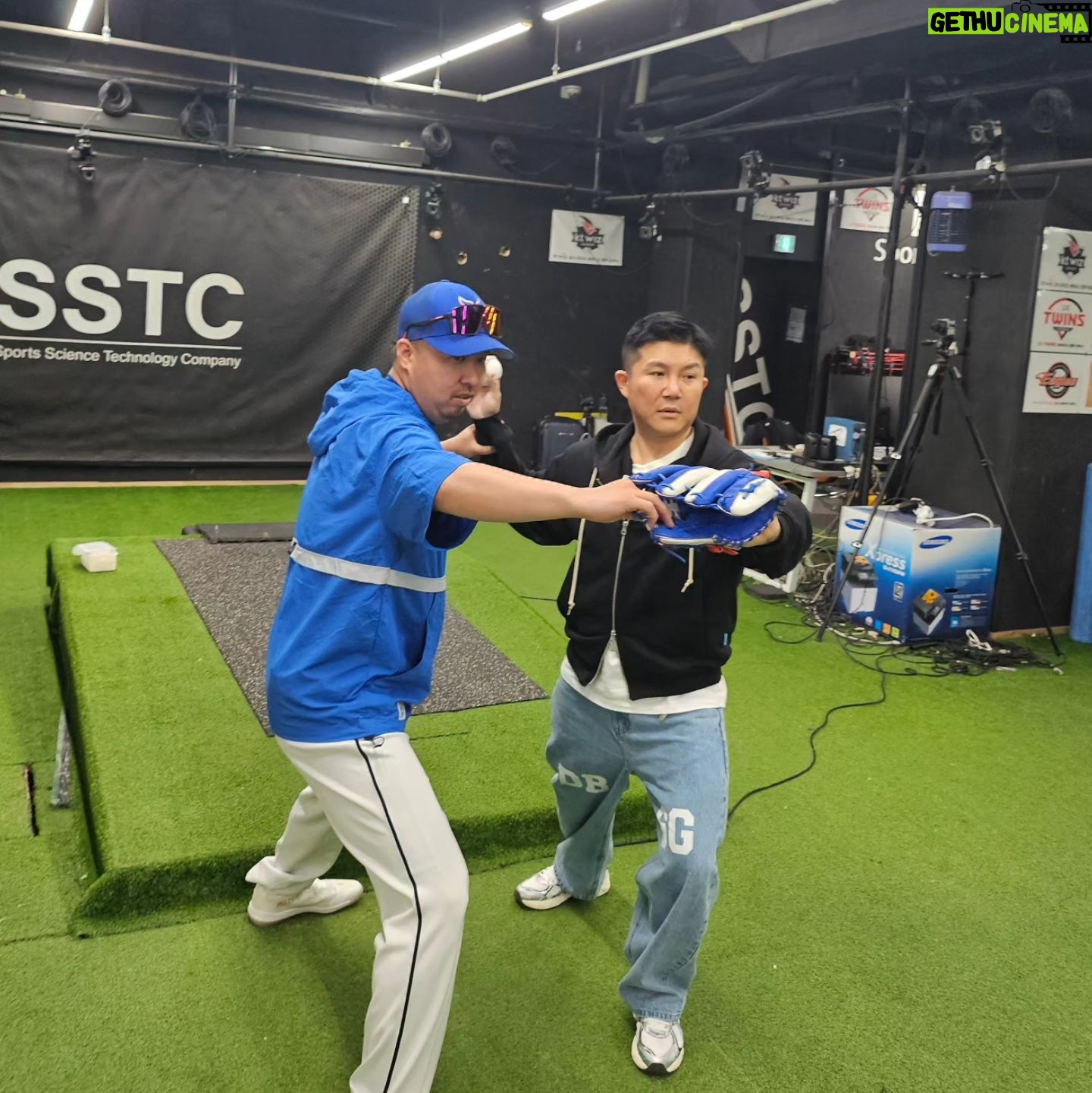 Jo Se-ho - 6.8K Likes - 유희관 야구교실!!😀
뉴욕메츠로 시구를 하러가게되어서 레슨을 받았어요⚾️
#유희관#유희관희유#채널조세호