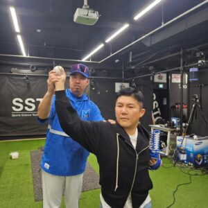 Jo Se-ho Instagram - 유희관 야구교실!!😀
뉴욕메츠로 시구를 하러가게되어서 레슨을 받았어요⚾️
#유희관#유희관희유#채널조세호