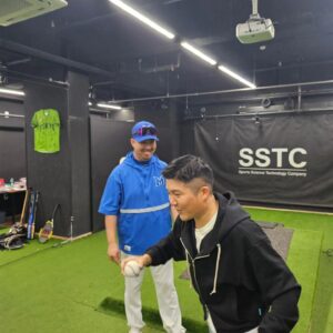 Jo Se-ho Instagram - 유희관 야구교실!!😀
뉴욕메츠로 시구를 하러가게되어서 레슨을 받았어요⚾️
#유희관#유희관희유#채널조세호
