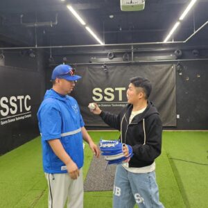 Jo Se-ho Instagram - 유희관 야구교실!!😀
뉴욕메츠로 시구를 하러가게되어서 레슨을 받았어요⚾️
#유희관#유희관희유#채널조세호