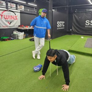 Jo Se-ho Instagram - 유희관 야구교실!!😀
뉴욕메츠로 시구를 하러가게되어서 레슨을 받았어요⚾️
#유희관#유희관희유#채널조세호
