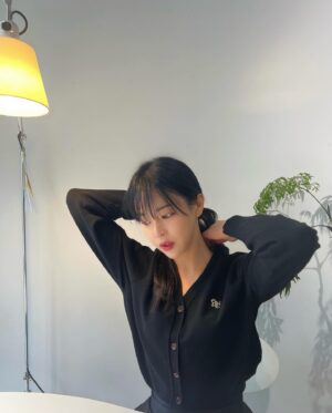 Jo Yoo-jin Instagram - #GENERALIDEA 

내가 딱 좋아하는 미니멀한 디자인에 
어떤 룩에 걸쳐도 소화가능한 제네럴아이디어 가디건 🖤 
로고 메탈 패치로 뽀인트 잡아주고 컬러도 다양해서 
취향대로 하나 겟하면 좋을듯 🖤 

3/1 ~ 14일까지 현대백화점 판교점에서 
팝업스토어를 진행한다고 하니 달려가봐요 🖤 

@generalidea_official

#제너럴아이디어 #제너럴아이디어 가디건
#가디건추천 #여자가디건 #데일리룩 #가디건코디