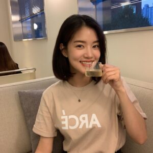 Jo Yoon-seo Instagram - 다시 단발로 자를까요 💇🏻‍♀️