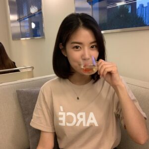 Jo Yoon-seo Instagram - 다시 단발로 자를까요 💇🏻‍♀️
