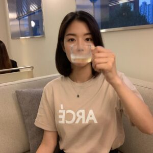 Jo Yoon-seo Instagram - 다시 단발로 자를까요 💇🏻‍♀️