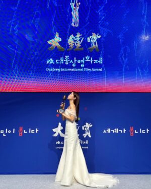 Jo Yoon-seo Instagram - 감사합니다💙
상 이름처럼 새로운 물결들을 만들어가겠습니다🌊
믿고 캐스팅해주신 박동훈 감독님과 하정완 대표님, 따듯한 최민식 선배님과 든든한 동휘, 절친 조태희 대표님 이하 ‘이상한나라의 수학자’ 의 존경하는 모든 스텝분들과 관계자 여러분들께 감사드립니다! 🤍