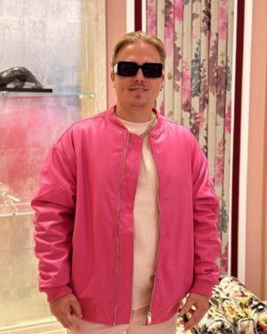 Joakim Skarli Instagram - OHh Yeaah 🙌😎 Happy Halloween 🎃👻 Had a lovely time 🕰️ on the @hilton x @parishilton hotel 🏨 shoot 🎥 From Yours truly @barbie #Ken 😎🇺🇸🔥🇳🇴🇬🇧 Thank you @talent_talks it’s was 🔥 swipe for some pink 💗 fun 🤩 #actor #halloween #Advert #parishilton #hilton #Commercial #OutNow #linkinbio
