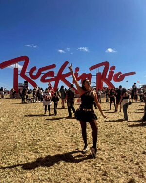 Joana Alvarenga Instagram - O dia em que partilhas o Cartaz do Rock in Rio com o Ed SHEERAN 🎸🎸🎸
#rir #eufui #dream #friends #rbl